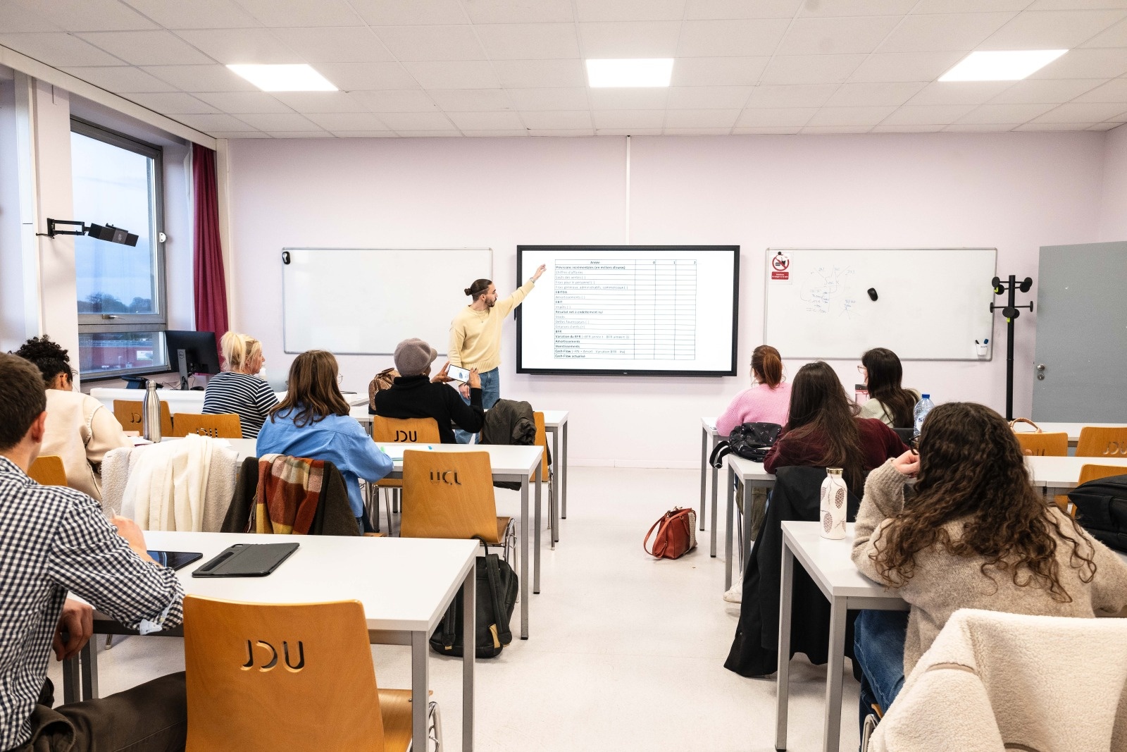 image d'illustration pour la FAQ Je termine un master.  Quelles <b>formations complémentaires</b> à l'<b>UCLouvain</b> ?