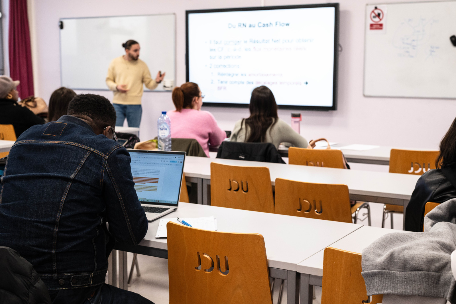 image d'illustration pour la FAQ Existe-t-il des études de <b>gestion en horaire décalé à l'UCLouvain</b> ?